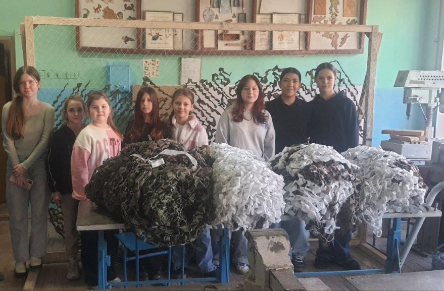 Учні нашої школи не припиняють плести маскувальні сітки для наших захисників. 4 0 02 05 045dcea88542848660148c62a6f3458d57f464e806dc04910995631455ce8952 1440626dda9afcd3