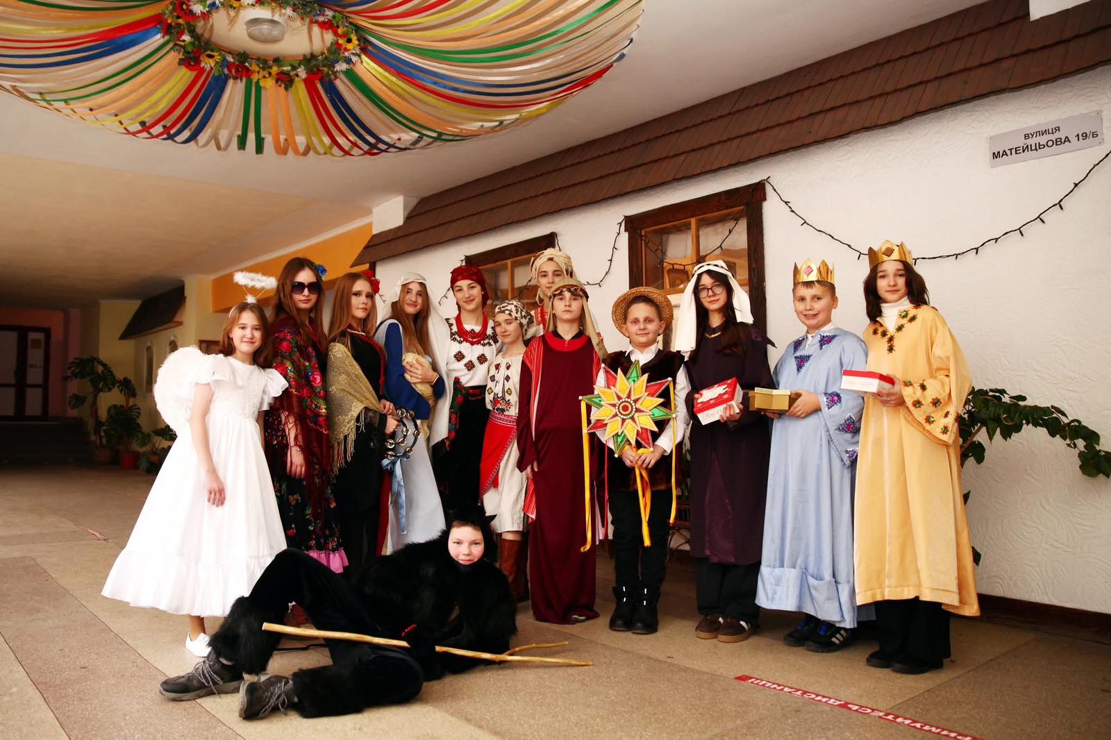 Цей вертеп – яскравий приклад того, як мистецтво та віра об’єднують наш колектив 6 0 02 05 da86d23973c22c2dcdbfc27ba6c5d44b3328775b5feb6a6b0131abc13a5ac7d0 e77d91e093e288dc