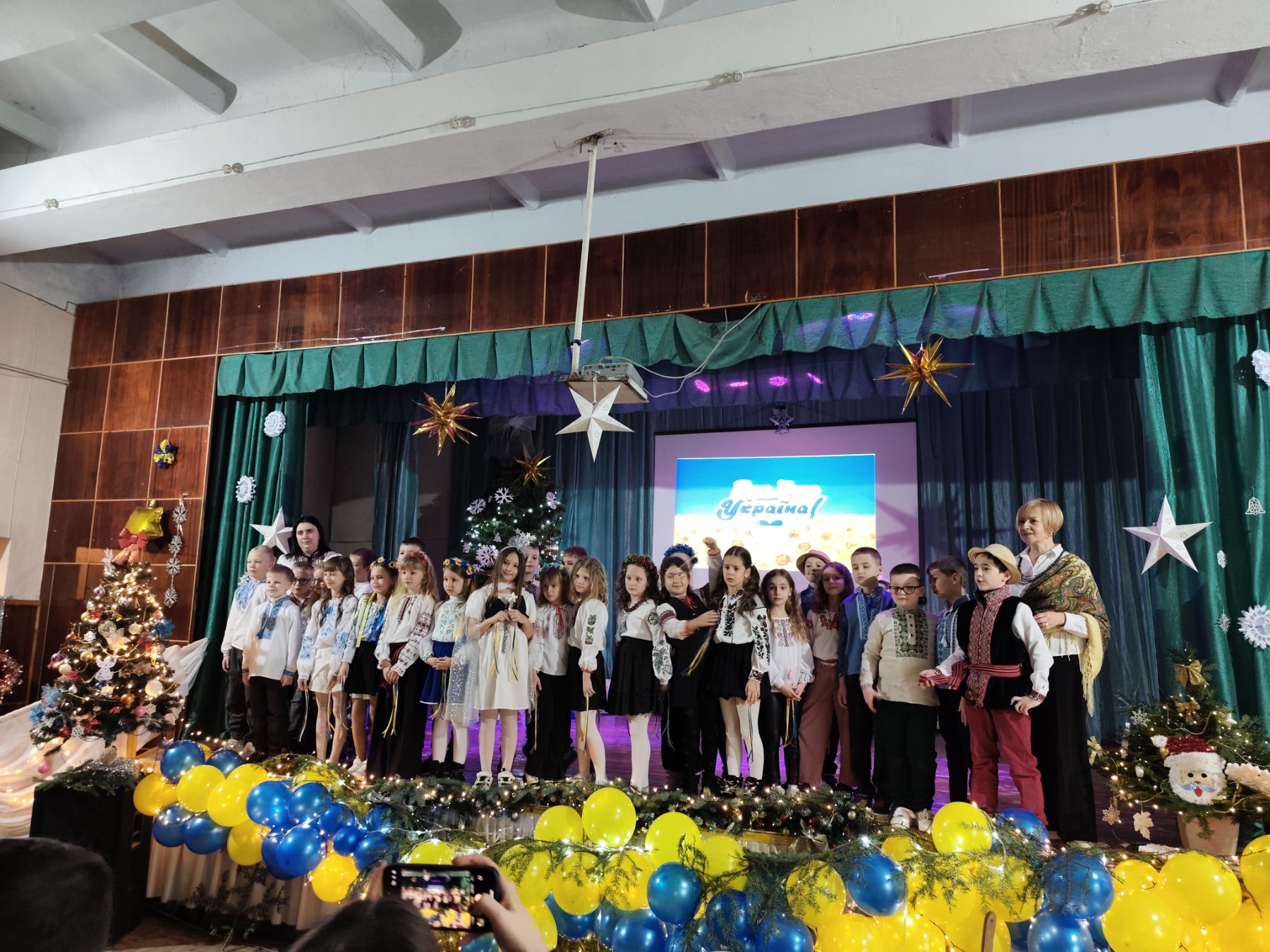 Запрошуємо Різдво до хати 7 0 02 05 e8f11b6f1e9355889869e63a107480881a351331eb89de62c19998e6ab756a51 d17dadc9ee1f02f8